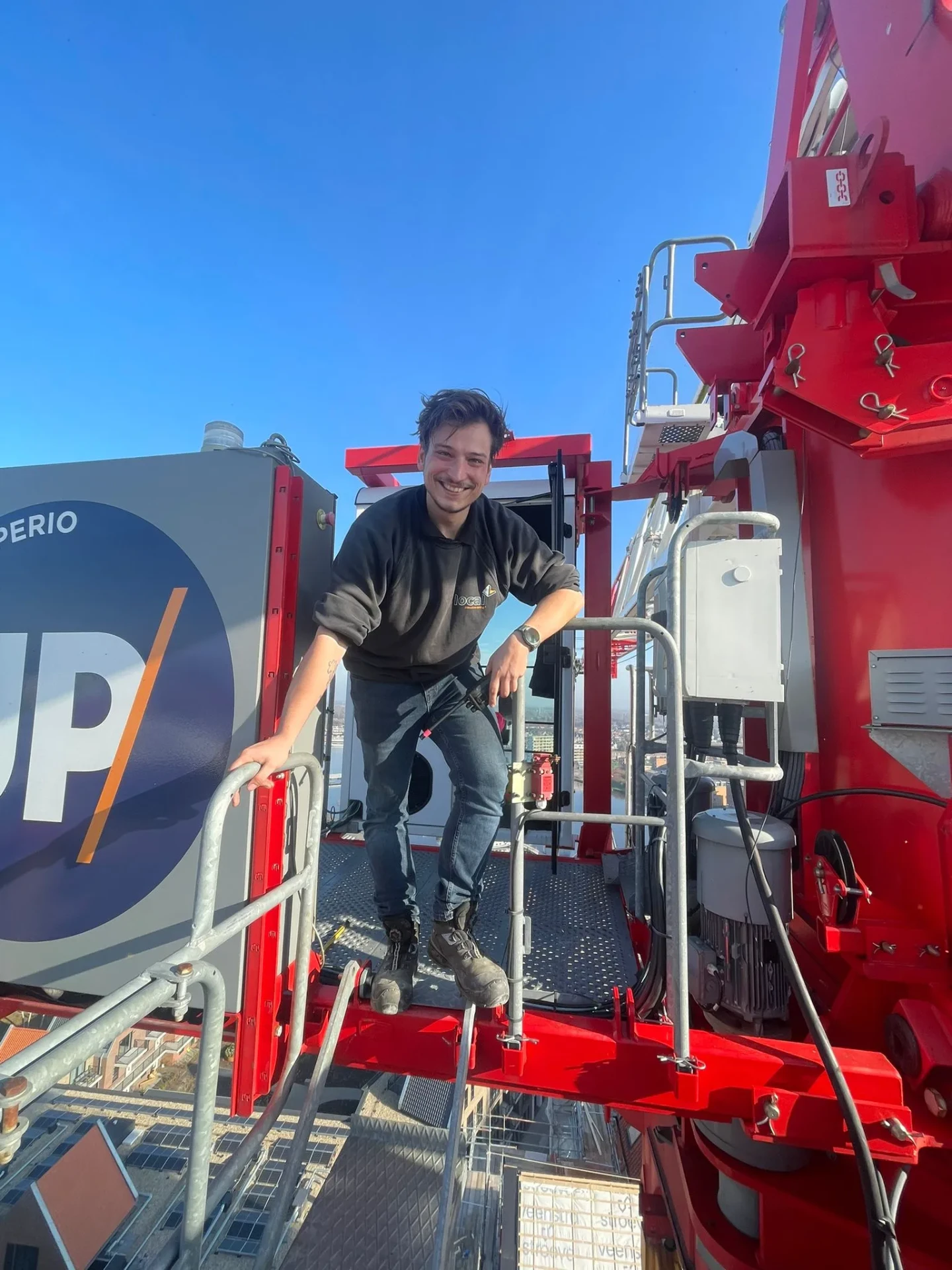 Torenkraanmachinist van Local op het platform van een torenkraan