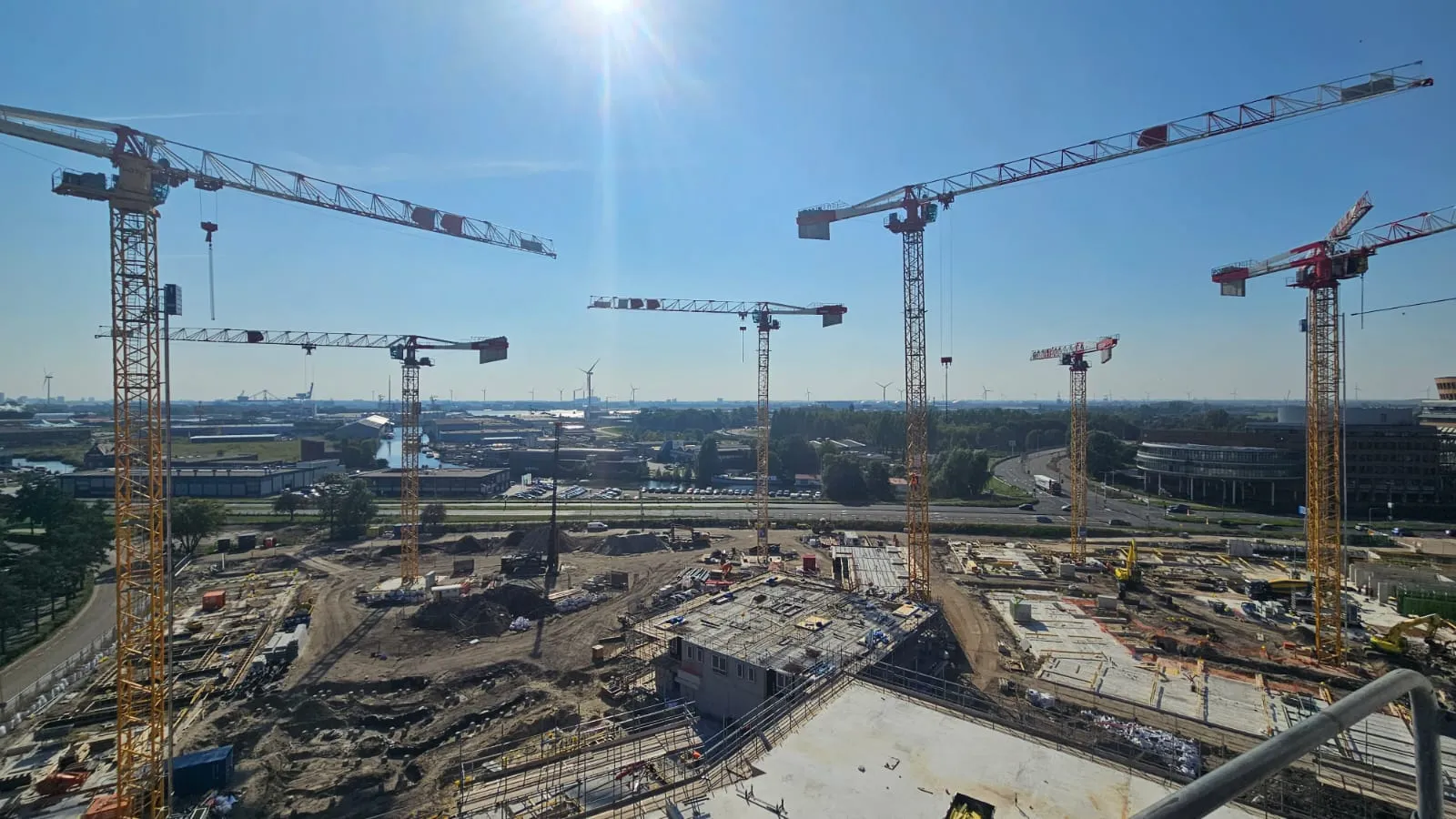 Zeven torenkranen boven een groot nieuwbouwproject