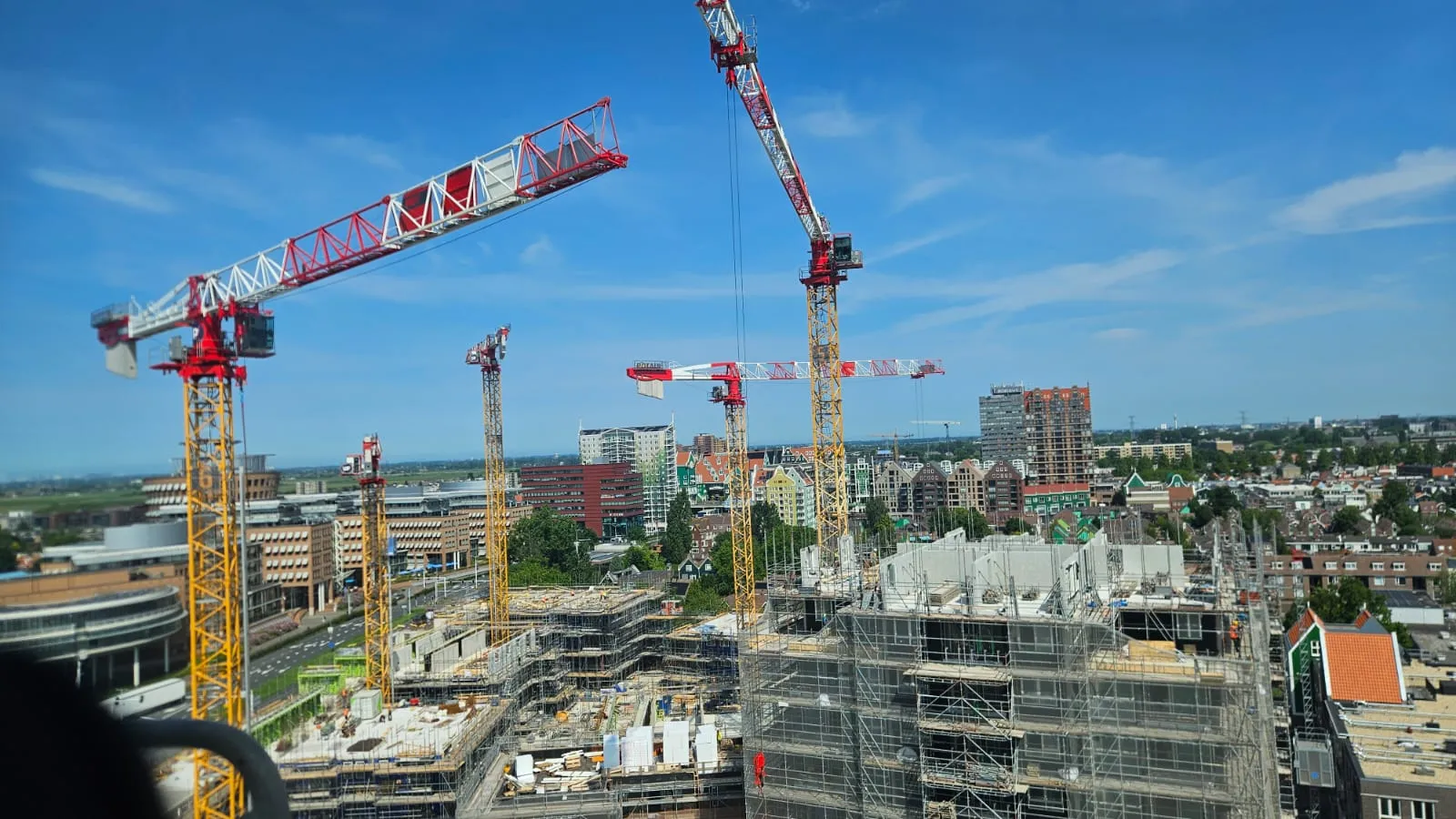 Meerdere torenkranen boven een binnenstedelijk bouwproject