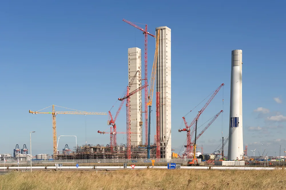 Bouwproject met meerdere torenkranen en betonnen kernen