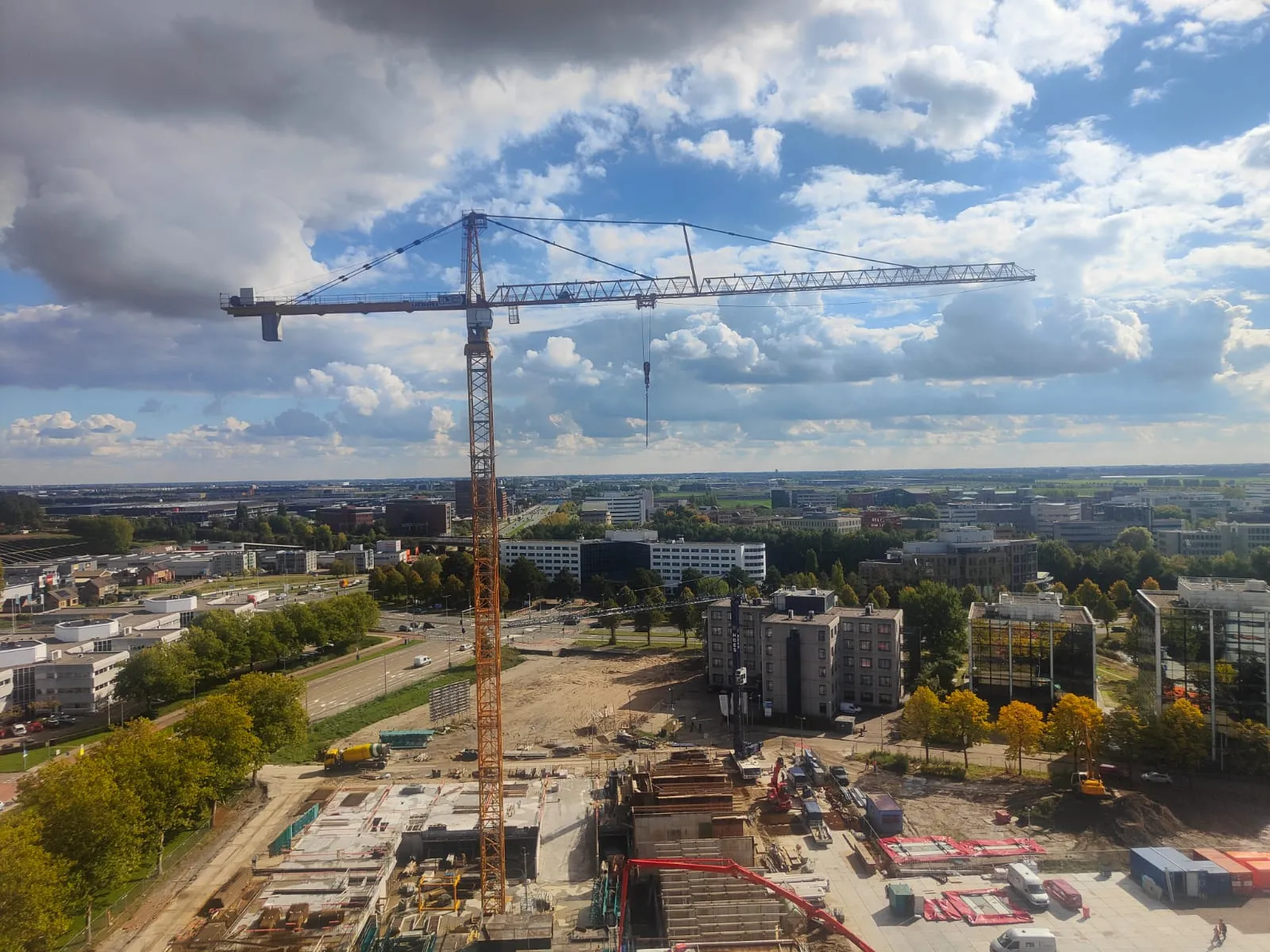 Torenkraan boven een bouwput met uitzicht over de omgeving