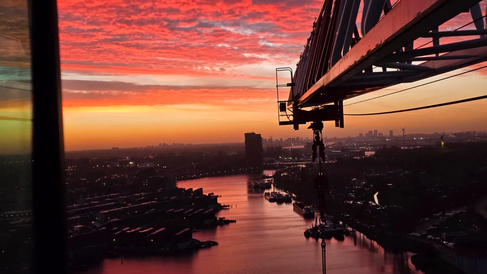 Uitzicht vanuit de kraancabine over de stad bij zonsopkomst