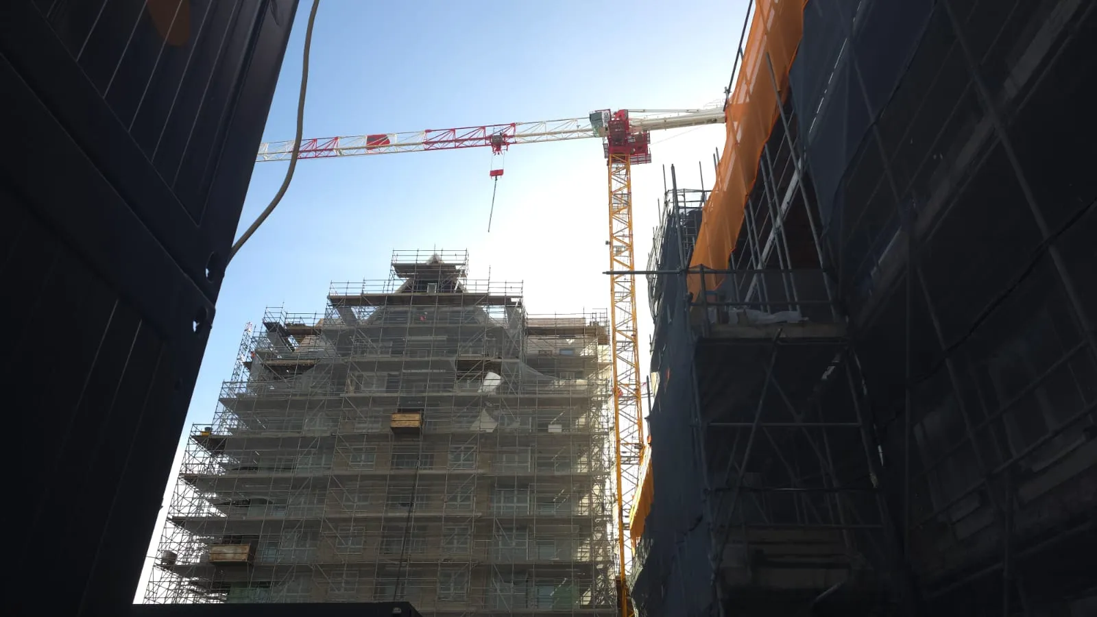 Torenkraan boven een gebouw in de steigers